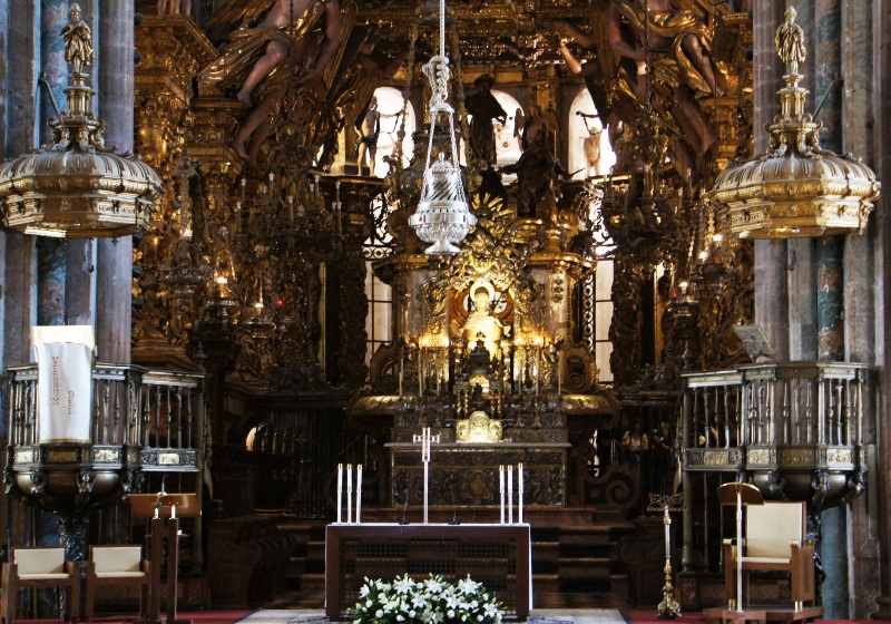 Altar de la catedral de Santiago de Compostela, nótese detalle del botafumeiro de plata, el más grande del mundo.